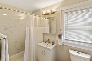 Secadora de cabello, toallas, jabón, papel de baño 