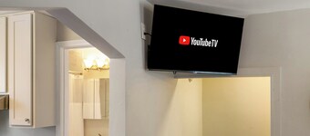 Charming 2-bedroom apartment in delightful Highwood 2 minutes to Train station!