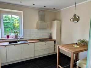 Mikrovågsugn, ugn, spishäll och diskmaskin