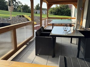 Outdoor dining - Family-friendly, spacious vacation apartment in a quiet rural location (Bliesdorf)