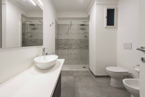 Regadera, toallas, shampoo, papel de baño 