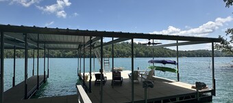 Unsalted Suites, Norris Lake, TN- NEWLY BUILT LAKEFRONTwith Massive Decks & Dock