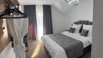 Kamar Double Deluks, balkon, pemandangan kolam renang | Tirai kedap cahaya, kedap suara, setrika/meja setrika, dan Wi-Fi gratis