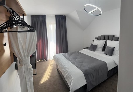 Habitación Deluxe doble, balcón, vistas a la piscina | Cortinas opacas y sistema de insonorización. Casuta de pe Ses