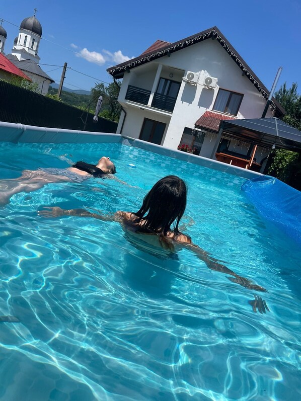 Exterior - Casuta de pe Ses (Novaci)