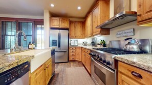 Frigorífico, microondas, horno y lavavajillas