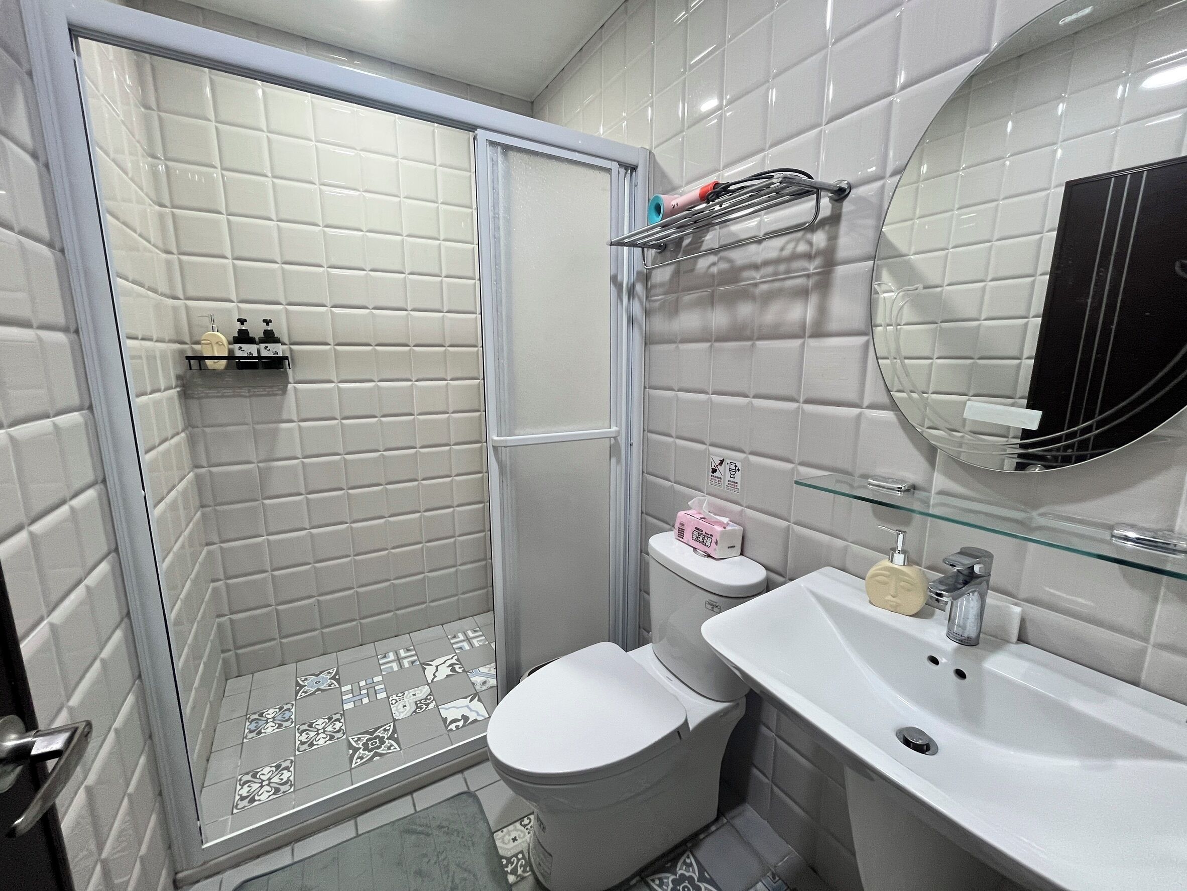 Dusche, kostenlose Toilettenartikel, Haartrockner, Shampoo