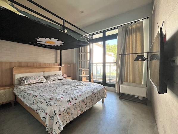 Chambre Quadruple Économique, balcon | Wi-Fi gratuit