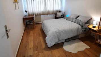 Escritorio, tabla de planchar con plancha, wifi gratis y ropa de cama