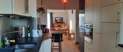 Kühlschrank, Mikrowelle, Ofen, Herdplatte