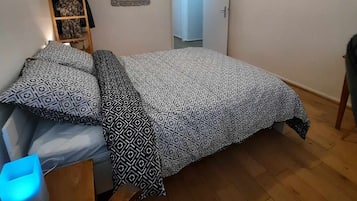 Bureau, fer et planche Ă  repasser, Wi-Fi gratuit, draps fournis