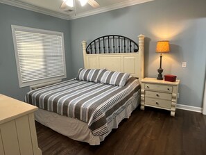 4 bedrooms, WiFi, bed sheets - 4 Bed Islander Villas / Elevator/ Access to Oceanfront Pool! (Ocean Isle Beach)