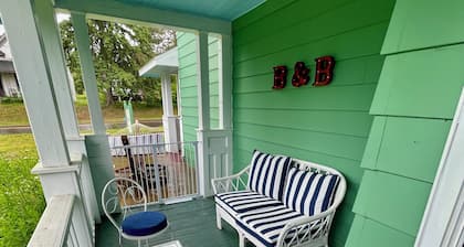 Queen room in Historic Bayfield Bed & Breakfast Fast WiFi