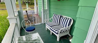 Queen room in Historic Bayfield Bed & Breakfast Fast WiFi