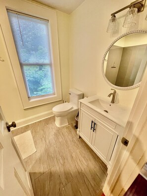 Dusche, HandtĂŒcher, Seife, Toilettenpapier