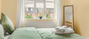 Charming 3-bed house in Nottingham with WiFi, Free Car parking, Garden & Office