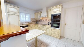 Jääkaappi, mikroaaltouuni, uuni, astianpesukone