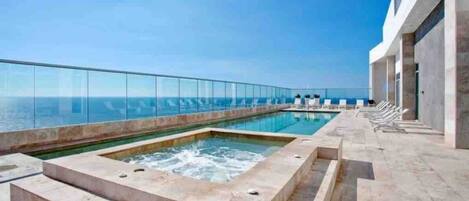 Una piscina al aire libre