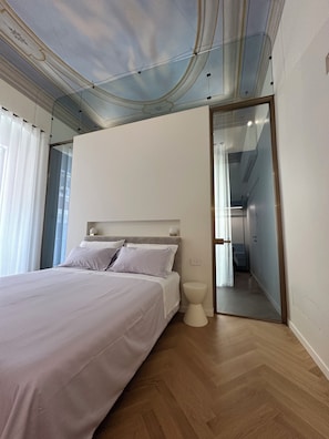 Bureau, espace de travail pour ordinateur portable, Wi-Fi gratuit