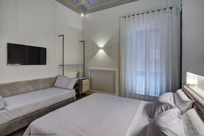 Kamar Triple Deluks, balkon, pemandangan kota | Meja kerja, ruang kerja ramah laptop, dan Wi-Fi gratis