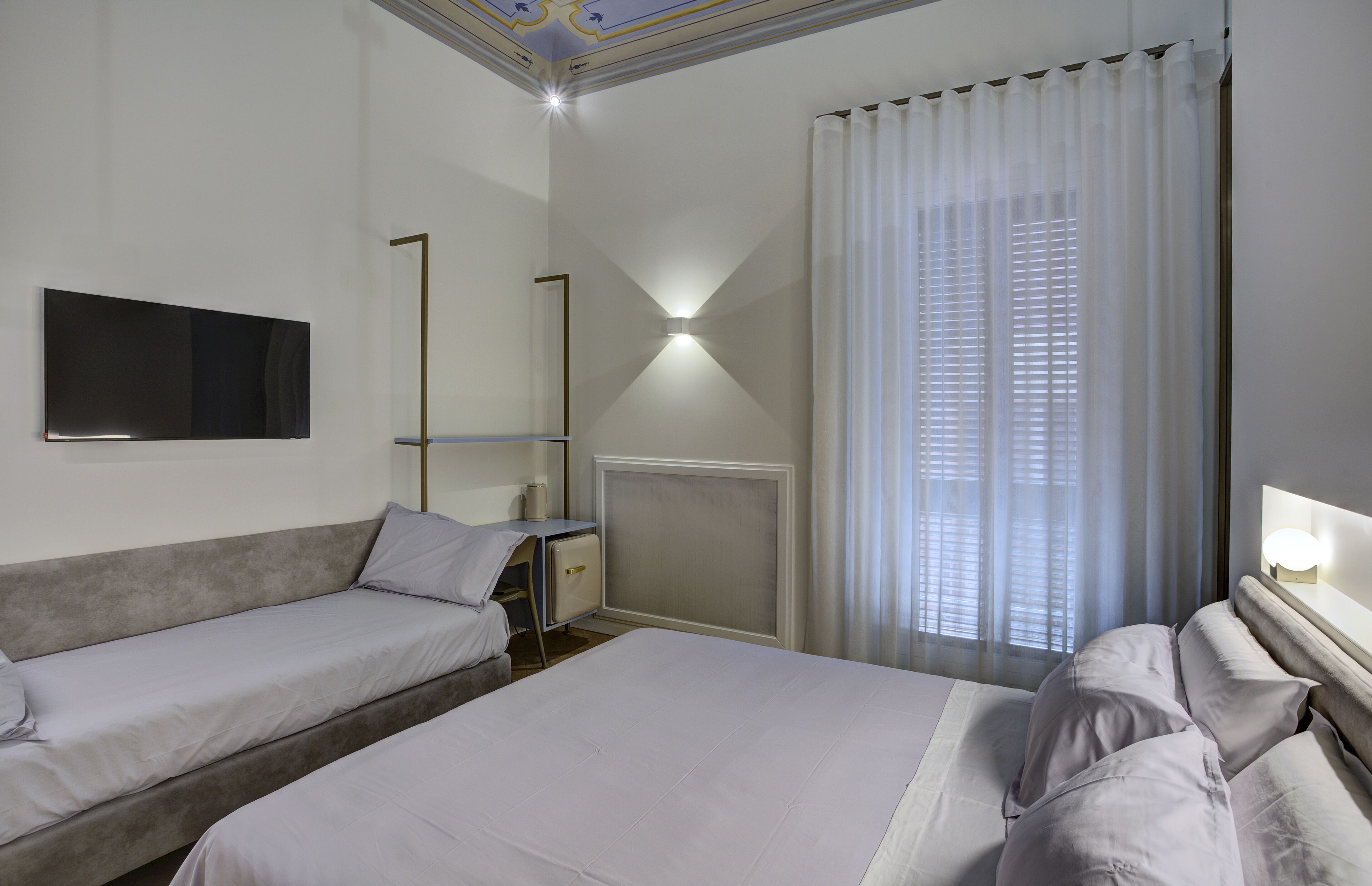 Escritorio, espacio para trabajar con laptop y wifi gratis 