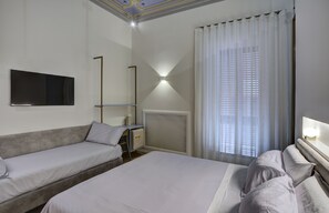 Deluxe Triple Room, Balcony, City View | Meja, ruang kerja komputer riba, Wi-fi percuma 