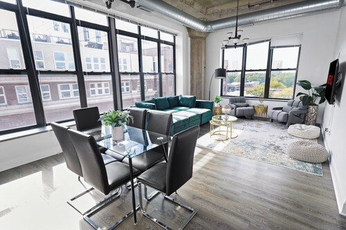 McCormick Apt 3BR Corner Oasis Near Soldier Field & Museum Campus