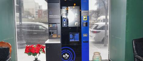 Máquina expendedora de café y bebidas con un letrero que dice 'Coffee Smart Bar' y 'Bebidas calientes y frías'.