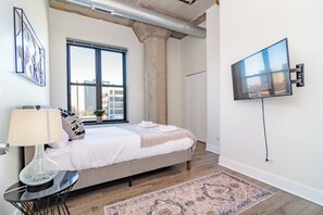 Tabla de planchar con plancha, wifi gratis y ropa de cama