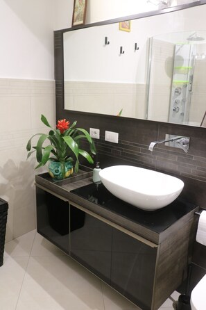 Doccia, asciugacapelli, bidet, asciugamani