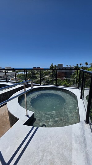 2 สระว่ายน้ำกลางแจ้ง