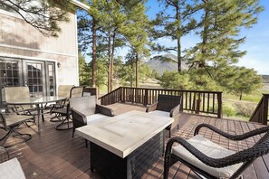 Outdoor dining - Fairway Fun: Big Deck, Arcade, AC and Views (Flagstaff)