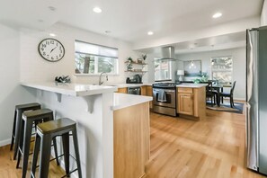Fridge, microwave, oven, stovetop - Fairway Fun: Big Deck, Arcade, AC and Views (Flagstaff)