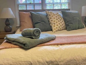 3 bedrooms, iron/ironing board, WiFi, bed sheets