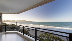 A balcony with a view of the beach and city skyline. - Beachfront Apartment With Beach View Vte0301 (Itapema)