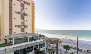 A multi-story building with balconies overlooking a beach. - Beachfront Apartment With Beach View Vte0301 (Itapema)