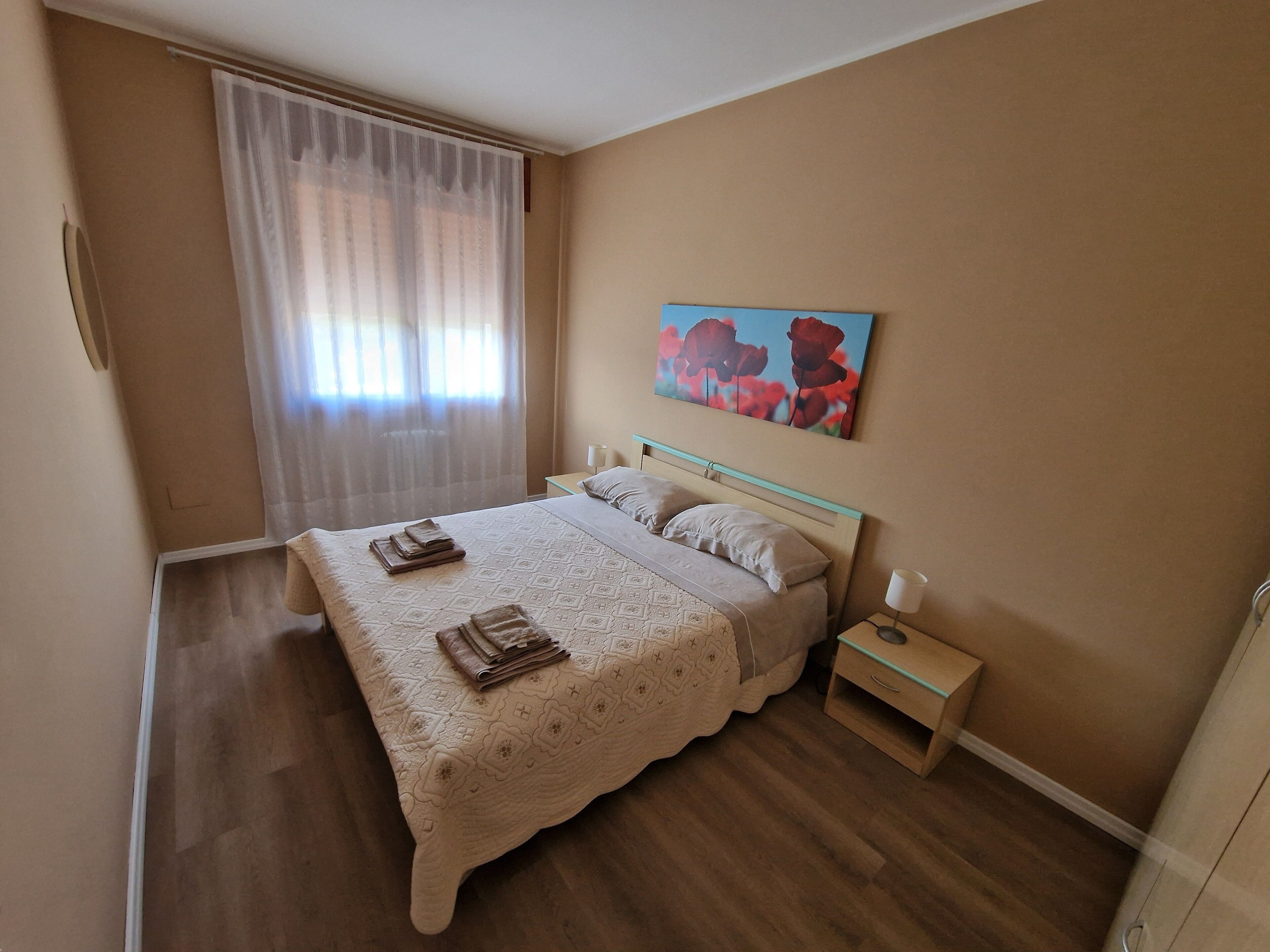 1 間睡房、可攜式嬰兒床、床單