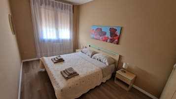 1 bedroom, travel cot, bed sheets