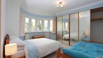 3 bedrooms, iron/ironing board, WiFi, bed sheets
