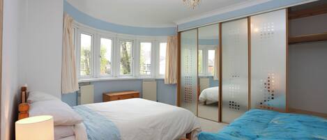 3 habitaciones, tabla de planchar con plancha, wifi y ropa de cama