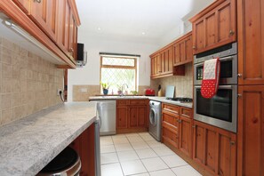 Private kitchen - Cosyhaven - Holiday Home in Southbourne, Bournemouth - ideal for Family Holidays (Bornemouth)
