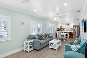 TV - Lazy Daze A 🏡 Duplex Upper Level | Pet Friendly | Steps to Sand 🌴 (Fort Myers)