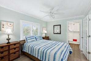 2 bedrooms, Internet, bed sheets - Lazy Daze A 🏡 Duplex Upper Level | Pet Friendly | Steps to Sand 🌴 (Fort Myers)