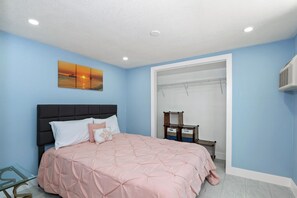 2 bedrooms, Internet, bed sheets - Lazy Daze B 🏡 Duplex Lower Level | Pet Friendly | Steps to Sand 🌴 (Fort Myers Beach)