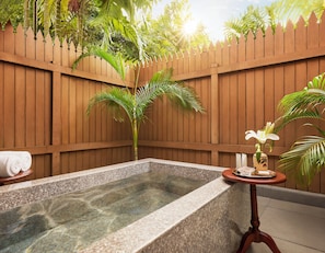Shower, hydromassage showerhead, designer toiletries, hair dryer - Hyatt Regency Kochi Malayattoor (Aluva)