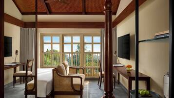 غرفة - سرير ملكي | ملاءات من القطن المصري وأغطية فراش متميزة وألحفة محشوة بالريش