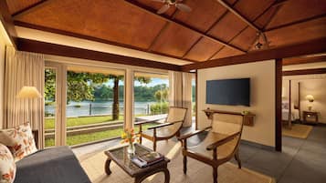 Suite, Mehrere Betten, Flussblick, zum Garten hin | Wohnbereich | 45-Zoll-Fernseher mit Satellitenempfang, iPod-Dockingstation