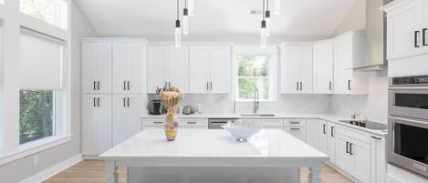 Refrigerador, microondas, horno, placa de cocina