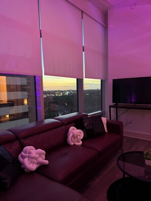 Smart TV - 2BD/2BA Rolls-Royce Inspired City Highrise w/Rooftop Pool (Houston)