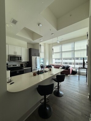 Mikrobølgeovn, ovn, kokeplater og oppvaskmaskin